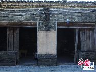 Древний поселок Янмэй расположен в нижнем течении реки Цзоцзян и окружен реками с трех сторон. Это старинный архитектурный ансамбль времен правления династий Мин и Цин, хорошо сохранившийся до сих пор, на территории Гуанси-Чжуанского автономного района. 