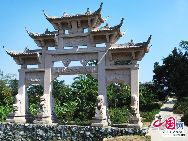 Древний поселок Янмэй расположен в нижнем течении реки Цзоцзян и окружен реками с трех сторон. Это старинный архитектурный ансамбль времен правления династий Мин и Цин, хорошо сохранившийся до сих пор, на территории Гуанси-Чжуанского автономного района. 