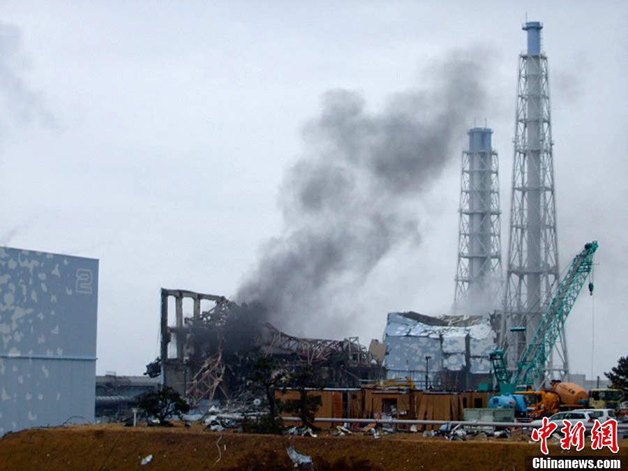 Над третьим реактором аварийной японской АЭС 'Фукусима' поднимается дым