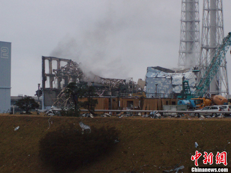 Над третьим реактором аварийной японской АЭС 'Фукусима' поднимается дым