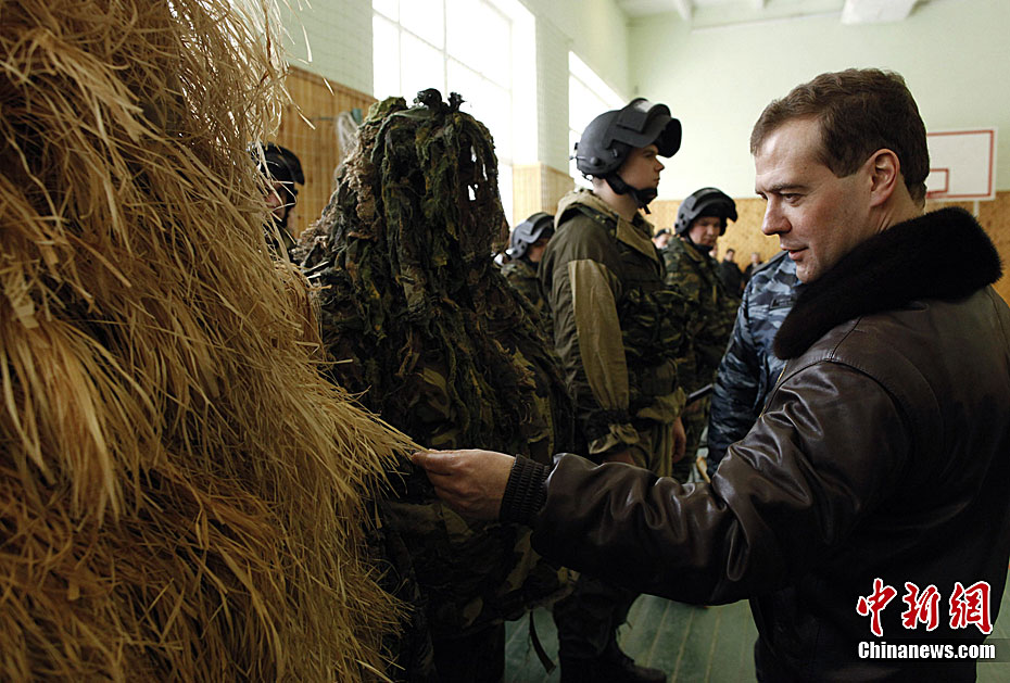 Медведев демонстрирует умение обращаться с оружием 