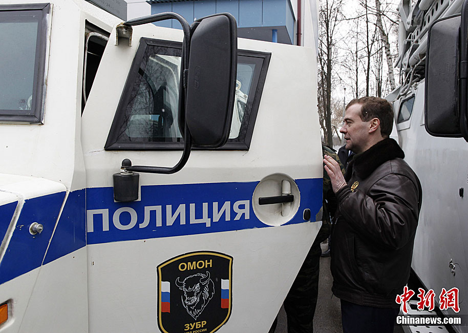 Медведев демонстрирует умение обращаться с оружием 