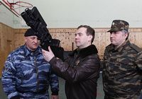 Медведев демонстрирует умение обращаться с оружием