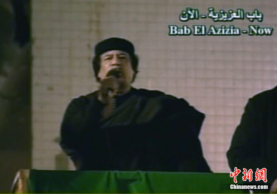 Ливийский лидер Муамар Каддафи появился на публике -- национальное телевидение