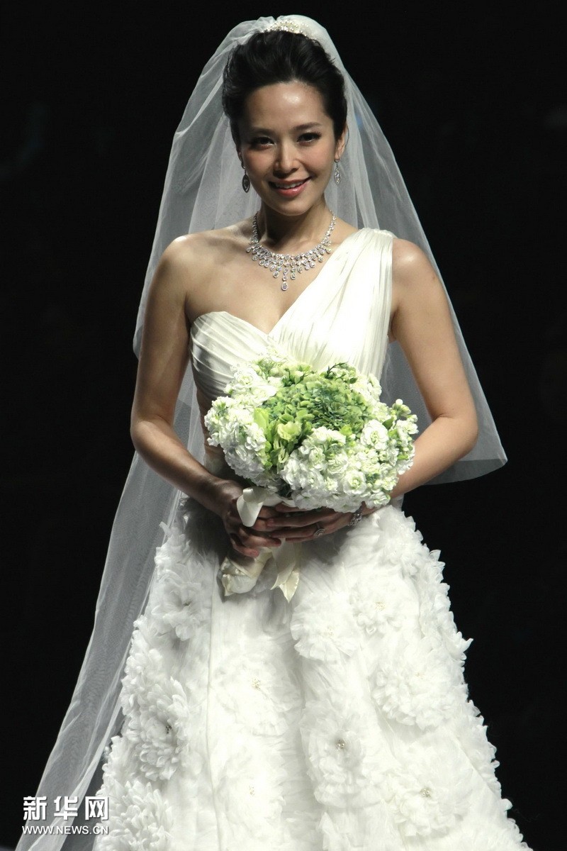 Го Сяньни в свадебном платье1