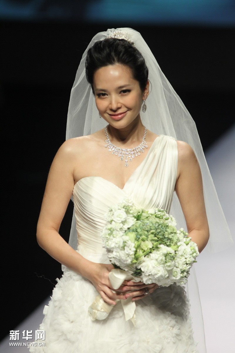 Го Сяньни в свадебном платье2