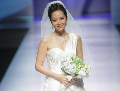 Го Сяньни в свадебном платье