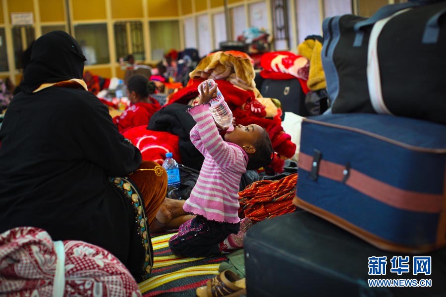 Большое количество беженцев из Ливии застряло на границе с Египтом