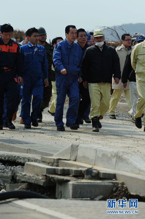 Премьер-министр Японии Наото Кан инспектировал районы наиболее пострадавших от разрушительного землетрясения и цунами