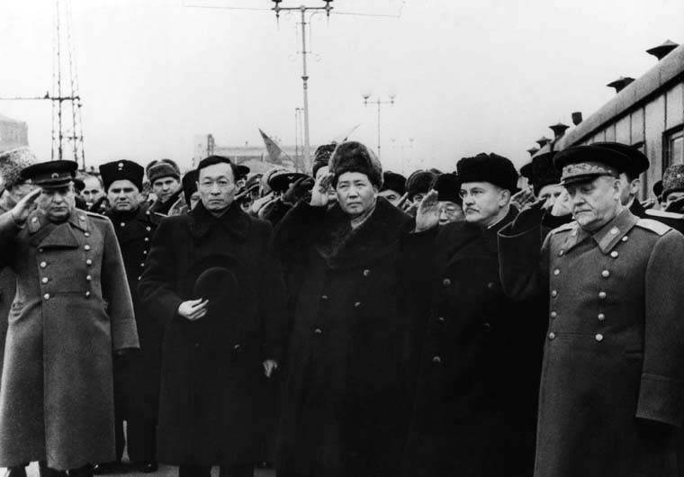 16 декабря 1949 года Председатель Центрального Народного Правительства КНР Мао Цзэдун прибыл в СССР. На вокзале его тепло встречали такие высокие чины, как Н.А.Булганин (первый справа) и В.М.Молотов