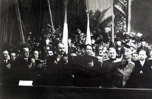 Председатель Центрального Народного Правительства КНР Мао Цзэдун в президиуме торжественного заседания, посвященого 70-летию И.В.Сталина. Москва, декабрь 1949 г. 