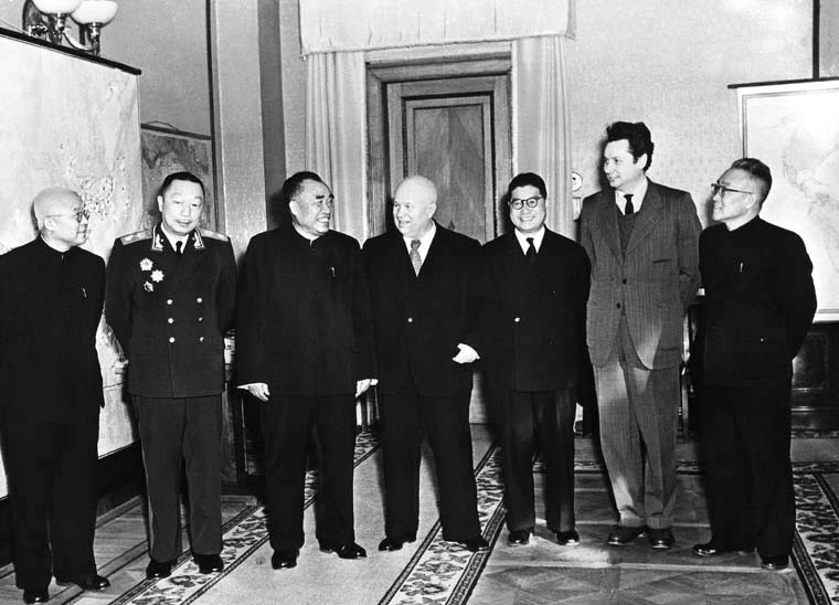 В феврале 1956 года Чжу Дэ посетил Советский союз и принял участие в XX съезде компартии СССР. На фото: Чжу Дэ и первый секретарь ЦК КПСС Н. Хрущев (четвертый слева)фотографируются в момент встречи. 