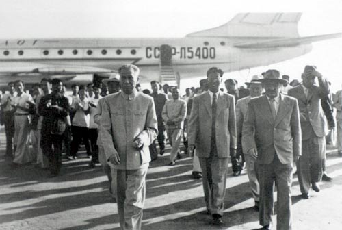 Встреча члена политбюро ЦК КПК Лю Шаоци в аэропорту с делегацией КПСС, прибывшей на Ⅷ съезд КПК. Пекин, сентябрь 1956 г. 