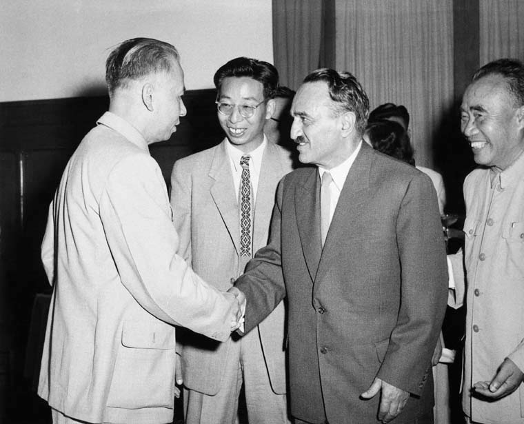 На приеме Лю Шаоци пожимает руку главе делегации компартии Советского Союза А. И. Микояну (второй справа). 