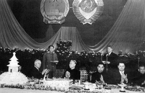 Банкет, устроенный Мао Цзэдуном в честь Председателя Президиума Верховного Совета К. Е. Ворошилова, находящегося в Китае с визитом. Пекин, апрель 1957 г. 