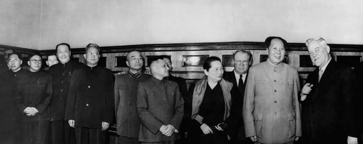 На фото: Мао Цзэдун и председатель Совета Министров СССР Н.А.Булганин (первый справа) фотографируются в момент встречи. 
