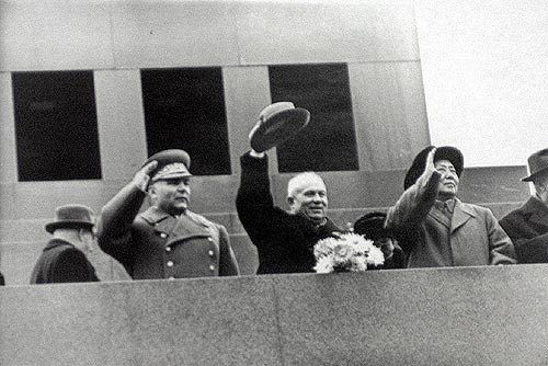Председатель Народного Правительства КНР Мао Дзэдун, Первый секретарь ЦК КПСС Н. С. Хрущев и Р. Малиновский на трибуне Мавзолея.Москва, 7 ноября 1957 г. 