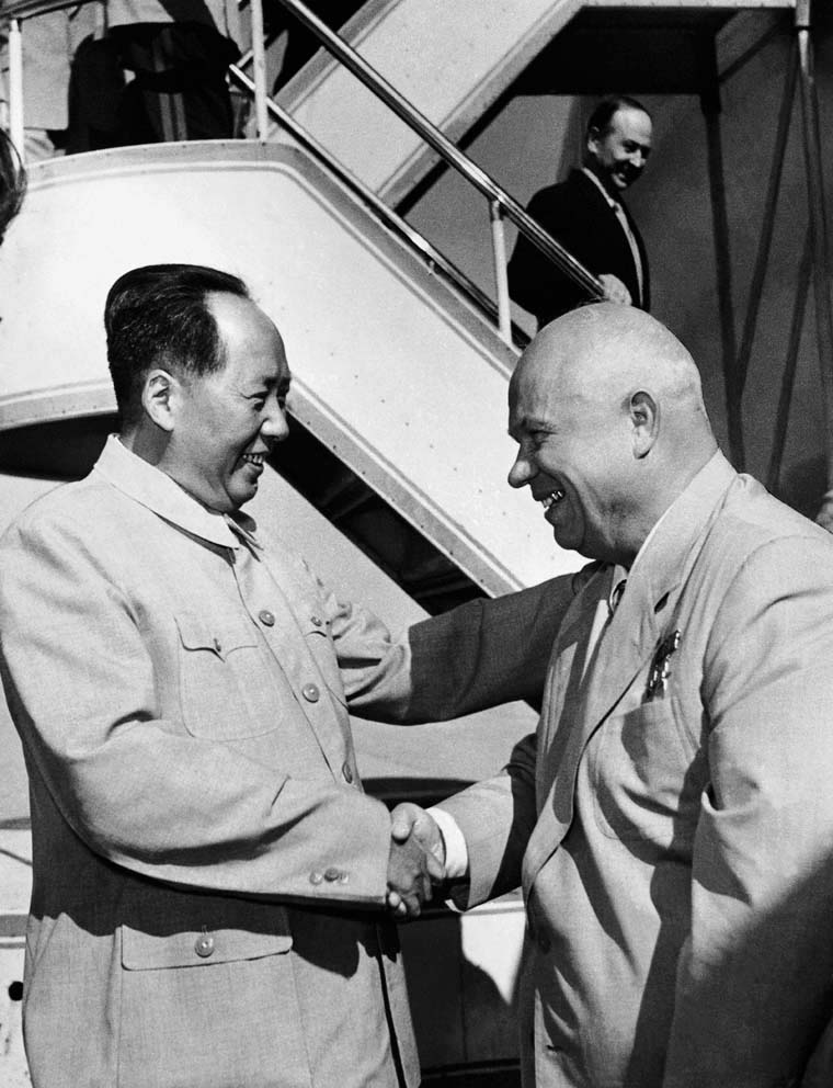 31 июля 1958 года первый секретарь ЦК КПСС Н. Хрущев прилетел в Пекин для проведения переговоров с китайским руководством. На фото: в аэропорту Мао Цзэдун встречает первого секретаря ЦК КПСС Н. Хрущева. 