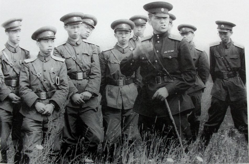 Советские инструктора давали китайским студентам боевые уроки.