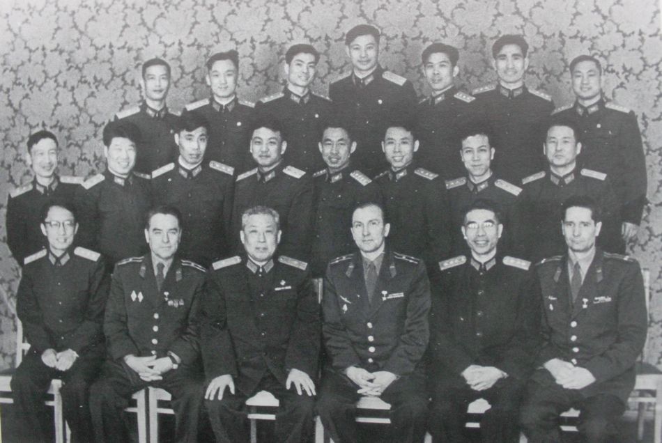 генерал-майор Пань Чжэнъу (третий слева в первом ряду) от имени министерства обороны Китая вручает орден Первого августа руководителям советской военно-воздушной академии И фото с китайскими студентами– на память.