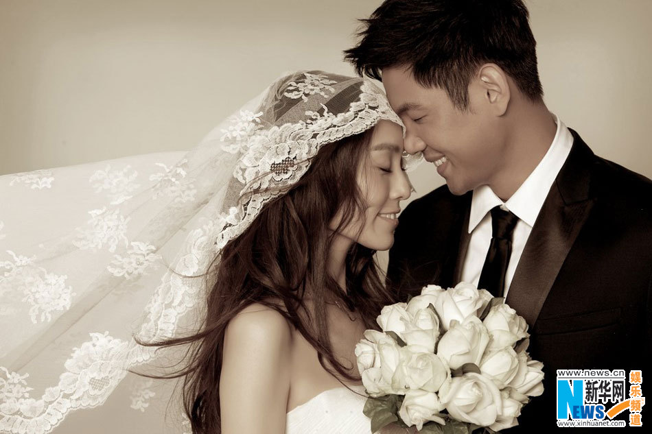 Свадебные фотографии певицы Фань Вэйци и телеведущего Чэнь Цзяньчжоу