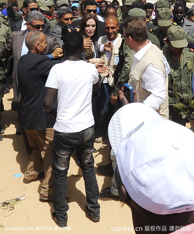 Анжелина Джоли приехала к ливийским беженцам 