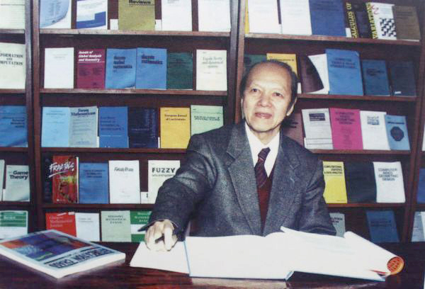 Гу Чаохао, математик, академик Академии Наук КНР. Был награжден госпремией Китая за высокие достижения в области науки и техники за 2009 г.