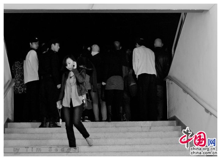 Перед концертом перекупщики предлагали «стоячие места» за 200 юаней. В итоге люди тесно стояли в проходах.