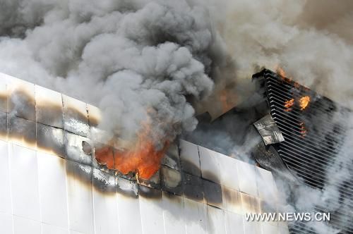 1 человек погиб в результате пожара в одном из торговых центров Синина на северо- западе Китая