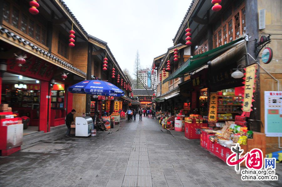 Торговая улица «Красная армия» в г. Цзуньи провинции Гуйчжоу