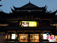 Шанхайский храм Чэнхуанмяо был построен при династии Сун. В период правления императора Юнлэ династии Мин (1403-1424) уездный руководитель Чжан Шоуюе перестроил, решив переместить. 