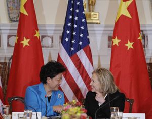 Член Госсовета КНР Лю Яньдун подарила Х. Клинтон старую фотографию, свидетельствующую о рискованном спасении ее отцом американского пилота