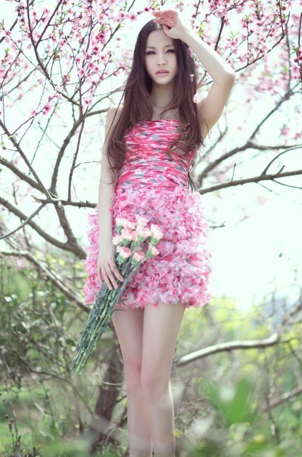 Красивые девушки на фоне цветущего персика 2
