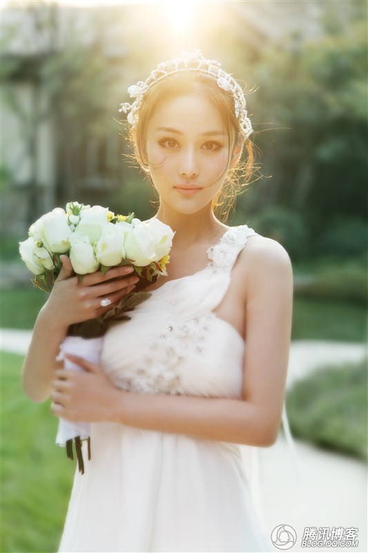 Красотка Чжан Синьюй в свадебных платьях