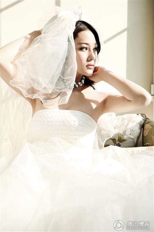 Красотка Чжан Синьюй в свадебных платьях