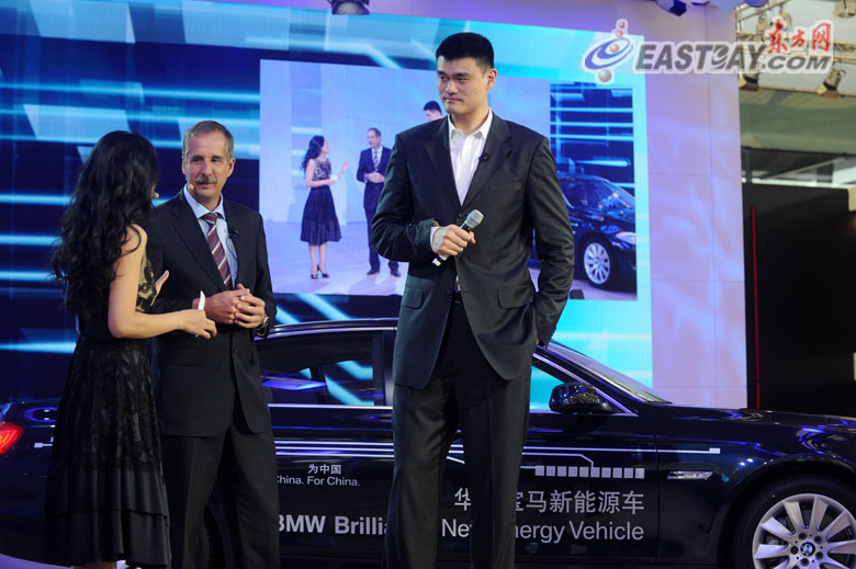 Баскетболист Яо Мин - на презентации «BMW» 