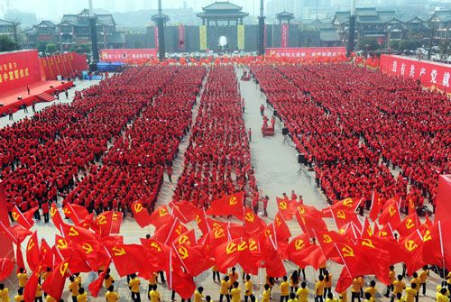 В Чунцине 10 тысяч человек пели патриотичные песни 