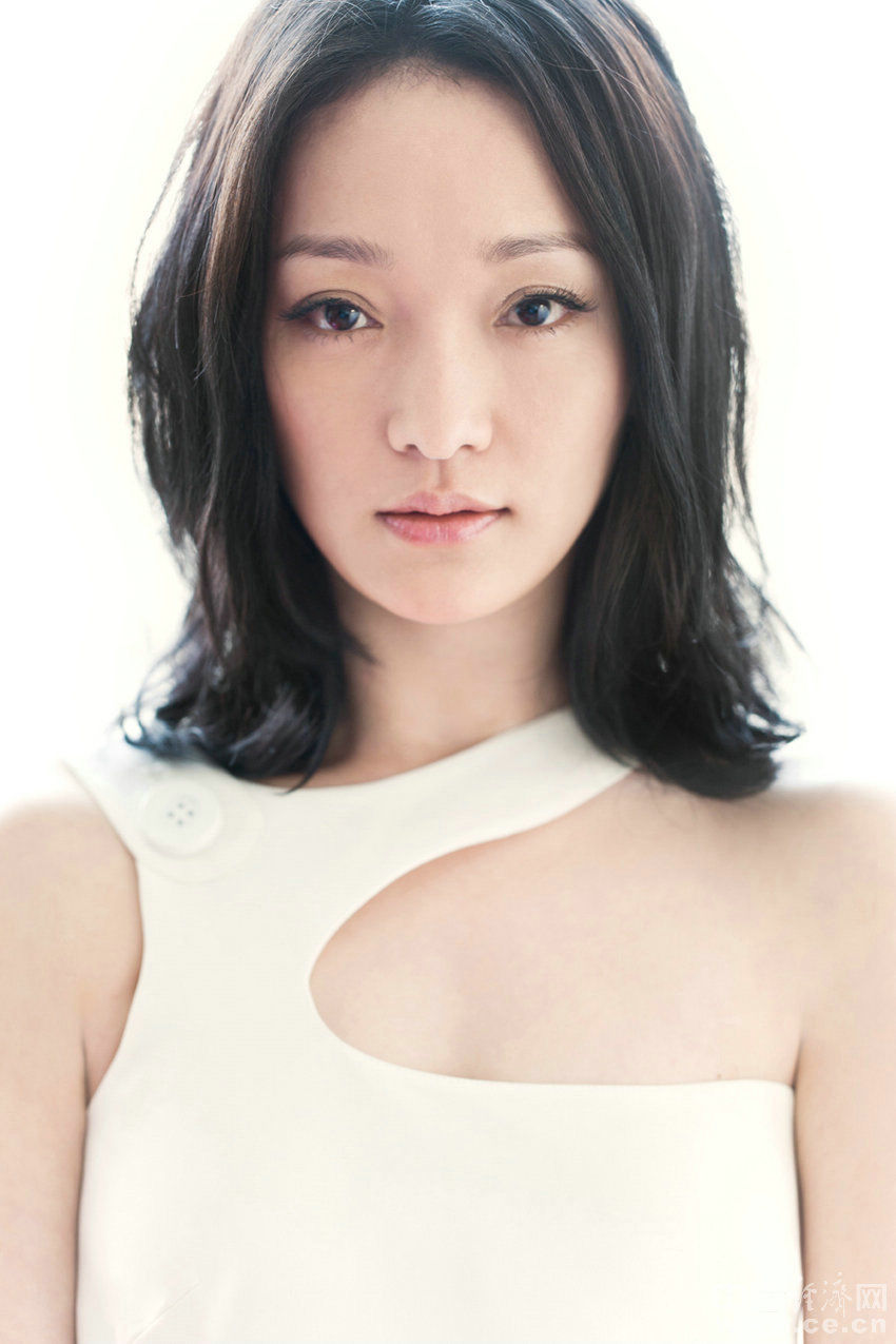 Красотка Чжоу Сюнь в модном журнале «AD»