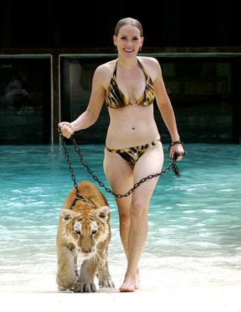 Красавица-укротитель, плавающая с тиграми5