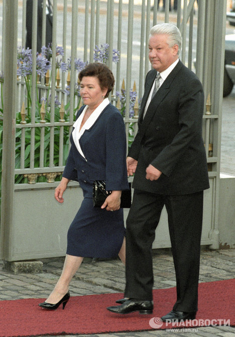 На фото: президент РФ Борис Ельцин с супругой Наиной Ельциной.