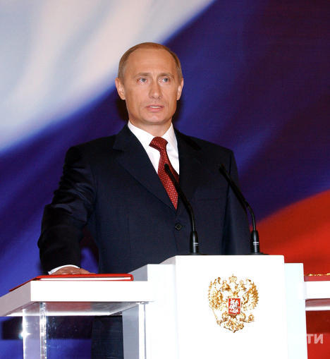 Исполняющим обязанности Президента был назначен председатель правительства Владимир Путин. 26 марта 2000 года он стал избранным президентом России, вступил в должность 7 мая 2000 года.