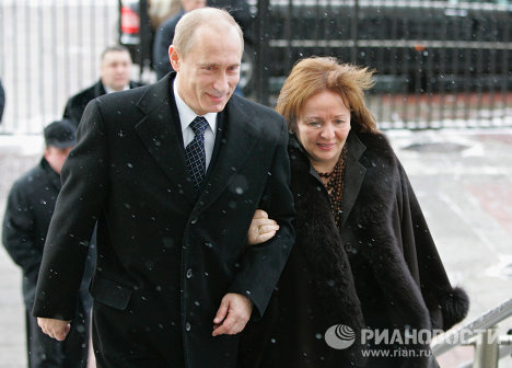 На фото: 2 декабря 2007. Президент России Владимир Путин с супругой Людмилой около избирательного участка в Москве.