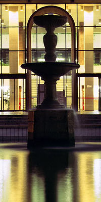 《夜幕下的图书馆》 陈海滢 （摄于2002年） 图书馆新馆门前，树立着1922级校友毕业时献给母校的喷水塔 