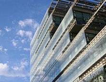 《天光云影》 陈海滢 （摄于2007年） 环境系节能楼的玻璃幕墙映出了云卷云舒 