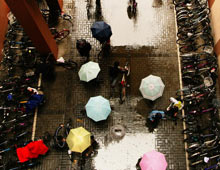 《风雨无阻》 胡淏 （摄于2008年） 春雨中的第六教学楼，同学们在课间匆匆赶往下一节课的教室 