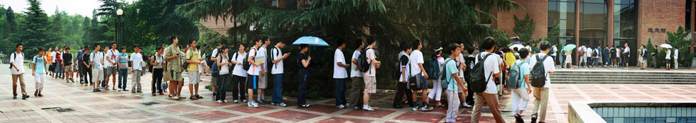 《蜿蜒》 杜云 （摄于2007年） 同学们在排队等候图书馆开馆 
