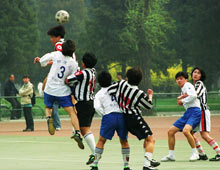 《绿茵群像》 陈海滢 （摄于2003年） 西大操场上的“马约翰杯”足球赛，队员们在激烈拼抢 