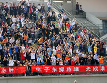 《沸腾》 陈海滢 （摄于2009年） “马约翰杯”男足决赛，东大操场看台上激情洋溢的电子系观众 