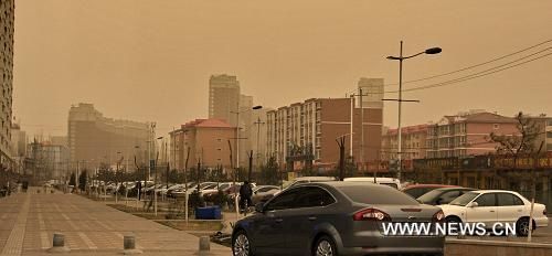 Самая сильная в этом сезоне песчано-пыльная буря обрушилась на Северный Китай, в том числе и на Пекин 