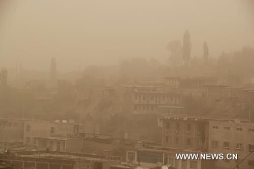 Самая сильная в этом сезоне песчано-пыльная буря обрушилась на Северный Китай, в том числе и на Пекин 